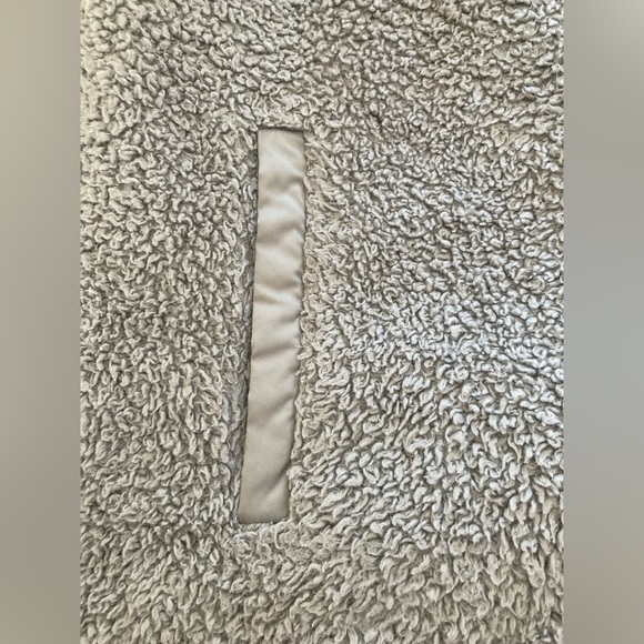 Patagonia women’s grey full zip vest, size large - Picture 8 of 8